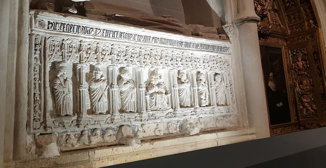 Relieve incluido en el espacio del capítulo II de la muestra, "Memoria Perenne"