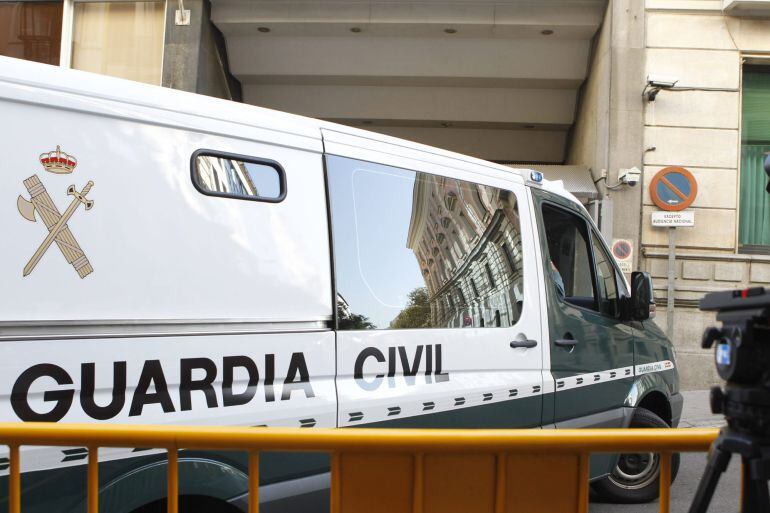 Un furgón de la Guardia Civil sale de la Audiencia Provincial con varios de los detenidos 