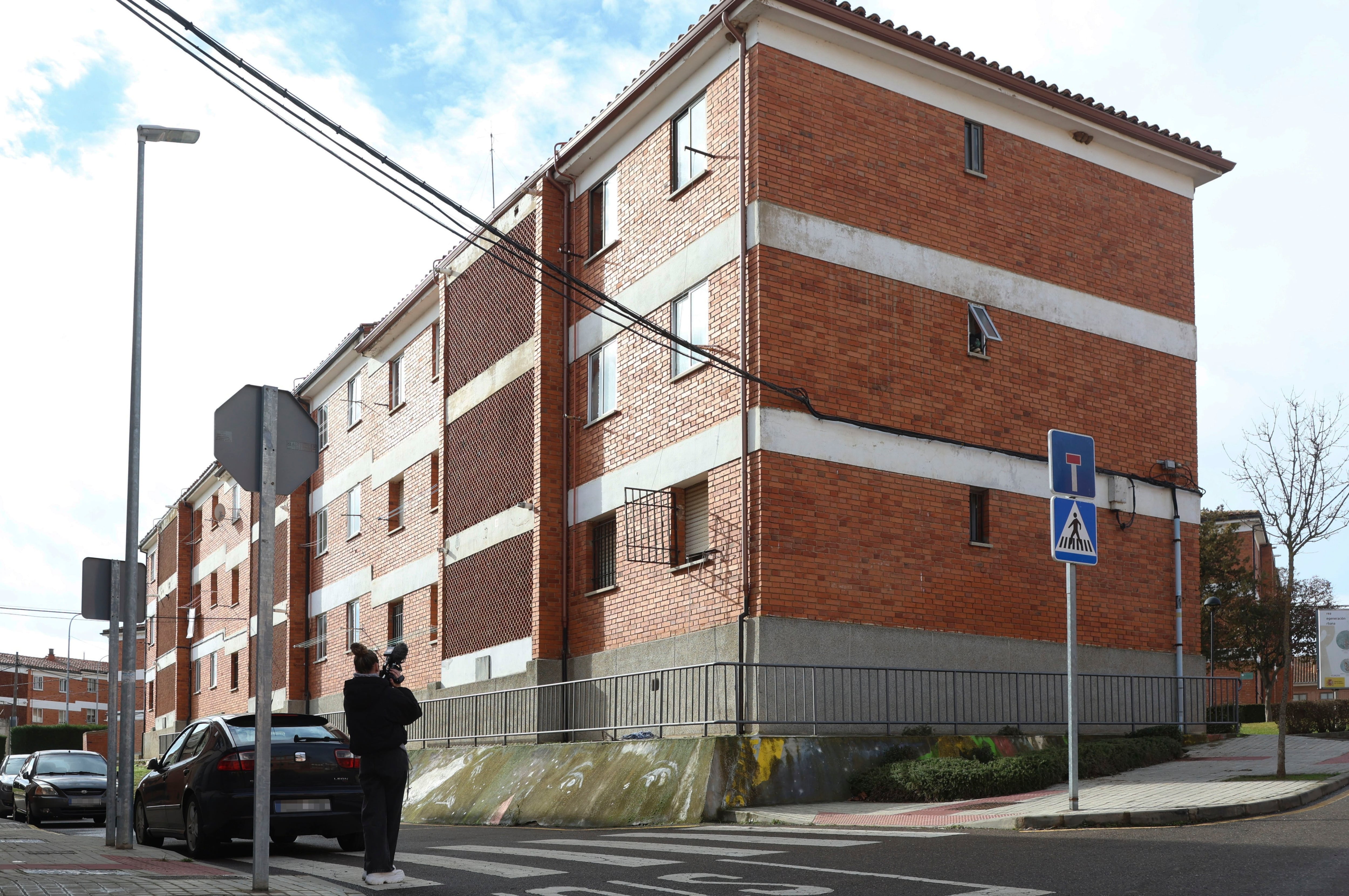 ZAMORA (ESPAÑA), 16/01/2026.- Vista del edificio donde una mujer se ha precipitado desde un tercer piso en el barrio de San Isidro de Benavente (Zamora). La mujer afirmó en su primer testimonio ante la Guardia Civil que se tiró porque dos hombres la estaban reteniendo en la vivienda y no la dejaban salir. Por este motivo, los agentes detuvieron as estos dos hombres que se encontraban con ella en la vivienda como supuestos autores de un delito detención ilegal, según han informado a EFE fuentes del Instituto armado. EFE/Mariam A. Montesinos