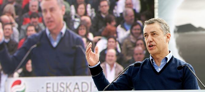 El presidente del PNV y candidato a lehendakari, Íñigo Urkullu, durante su intervención hoy en las campas de Foronda (Álava) en la trigésimo quinta edición del Alderdi Eguna.