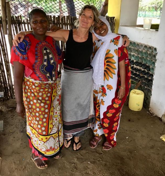 Las cocineras Mamá y Maryam junto con Yvonne Giménez, responsable del proyecto sobre el terreno