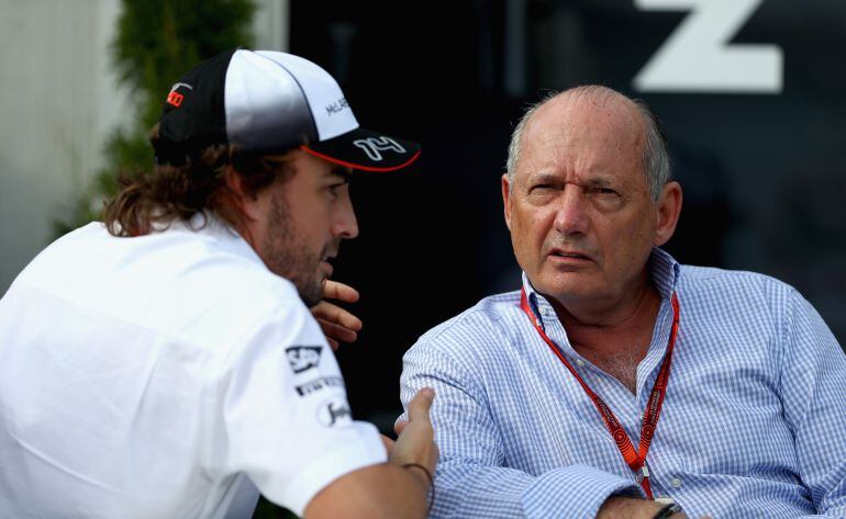 Ron Dennis dialoga con Fernando Alonso en territorio McLaren