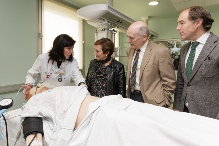 La consejera de sanidad en una visita al Hospital Virtual Valdecilla.