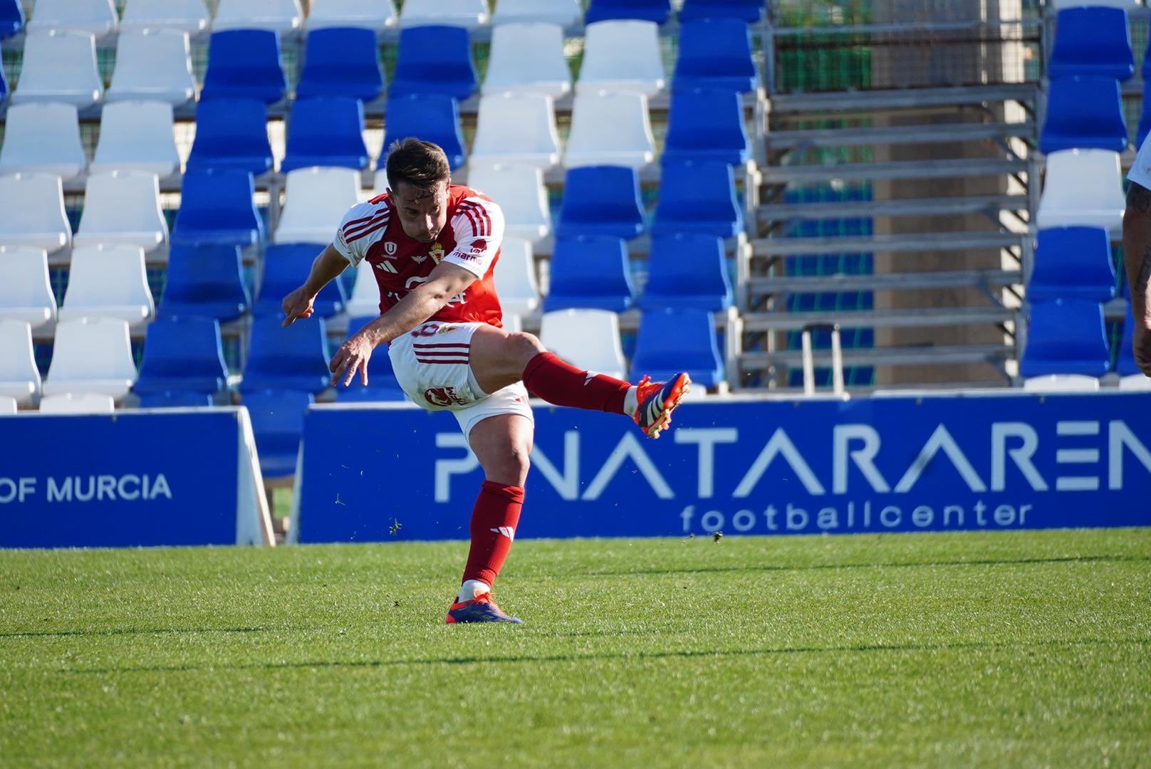 Pablo Larrea en una acción a balón parado con el Real Murcia en Pinatar Arena.