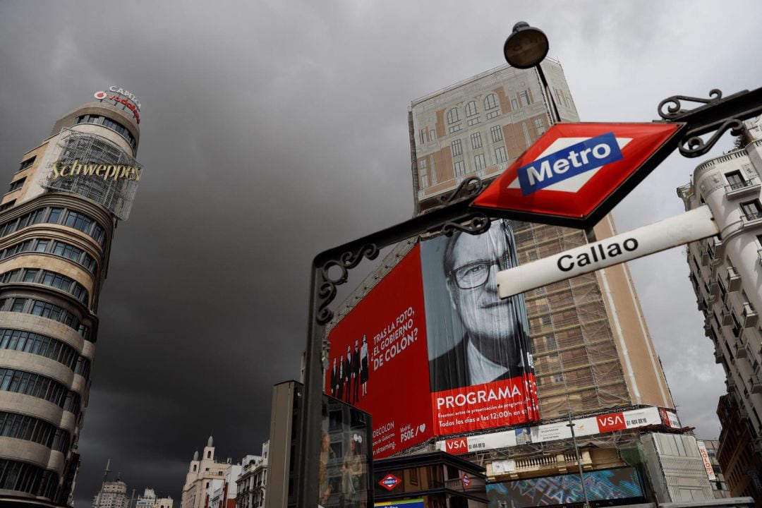 El cartel electoral gigante del candidato del PSOE a la Presidencia de la Comunidad de Madrid, Ángel Gabilondo, en la madrileña plaza de Callao