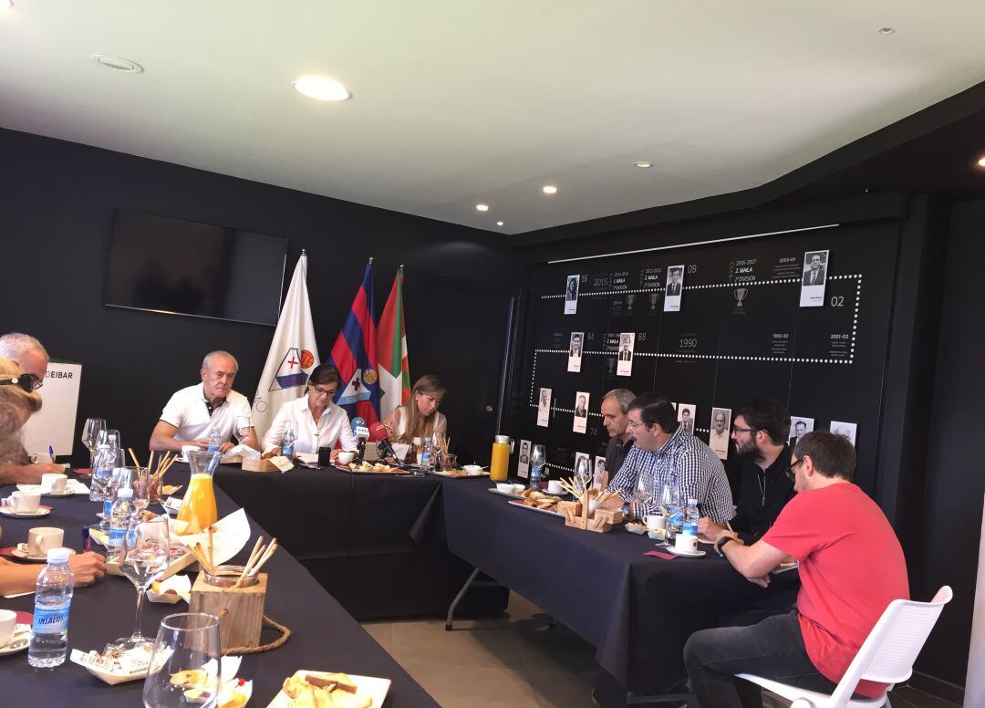 Imagen del desayuno de trabajo en Ipurua