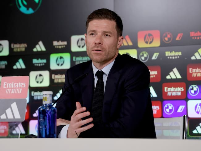 Xabi Alonso atiende a los medios durante su presentación como nuevo entrenador del Real Madrid