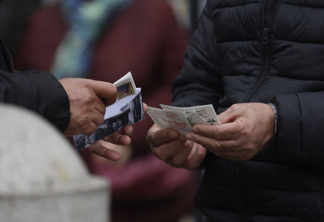 Una persona con varios décimos de lotería de Navidad