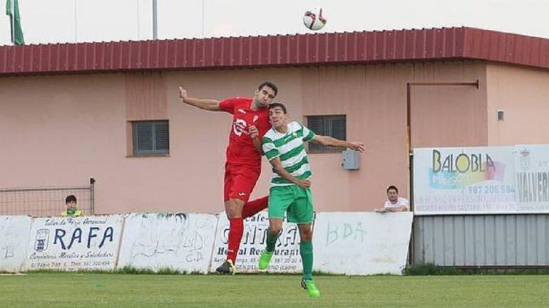 Chema Torres pugna por un balón. 