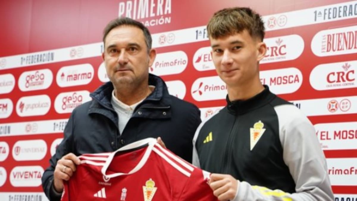 El Real Murcia no consigue cerrar un extremo en un final de mercado donde salen Santos y Zalaya