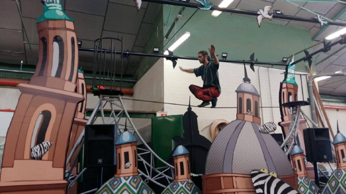 Una cabalgata ecologista llena de animales mutantes y un maño menguante