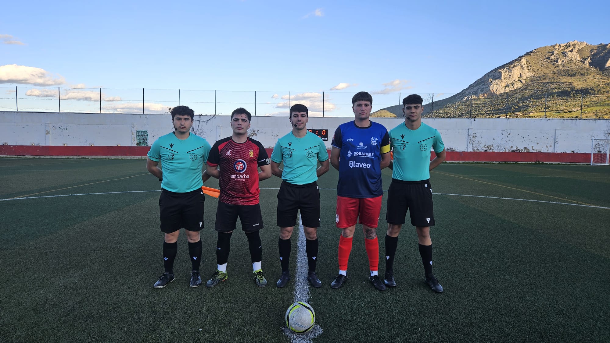 Trío arbitral y capitanes de los dos equipo tras el sorteo de campos