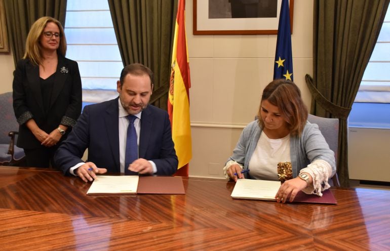 El ministro de Fomento, José Luis Ábalos; y la consejera de Fomento de Castilla-la Mancha, Agustina García
