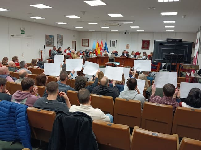 El salón de plenos acogió a una parte de los trabajadores municipales, que siguieron el desarrollo del debate in situ