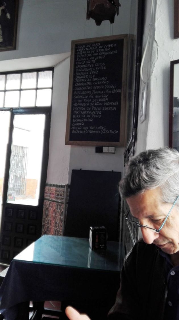 El señorito Rafael Benítez, dando buena cuenta de un tapeo en Carmona