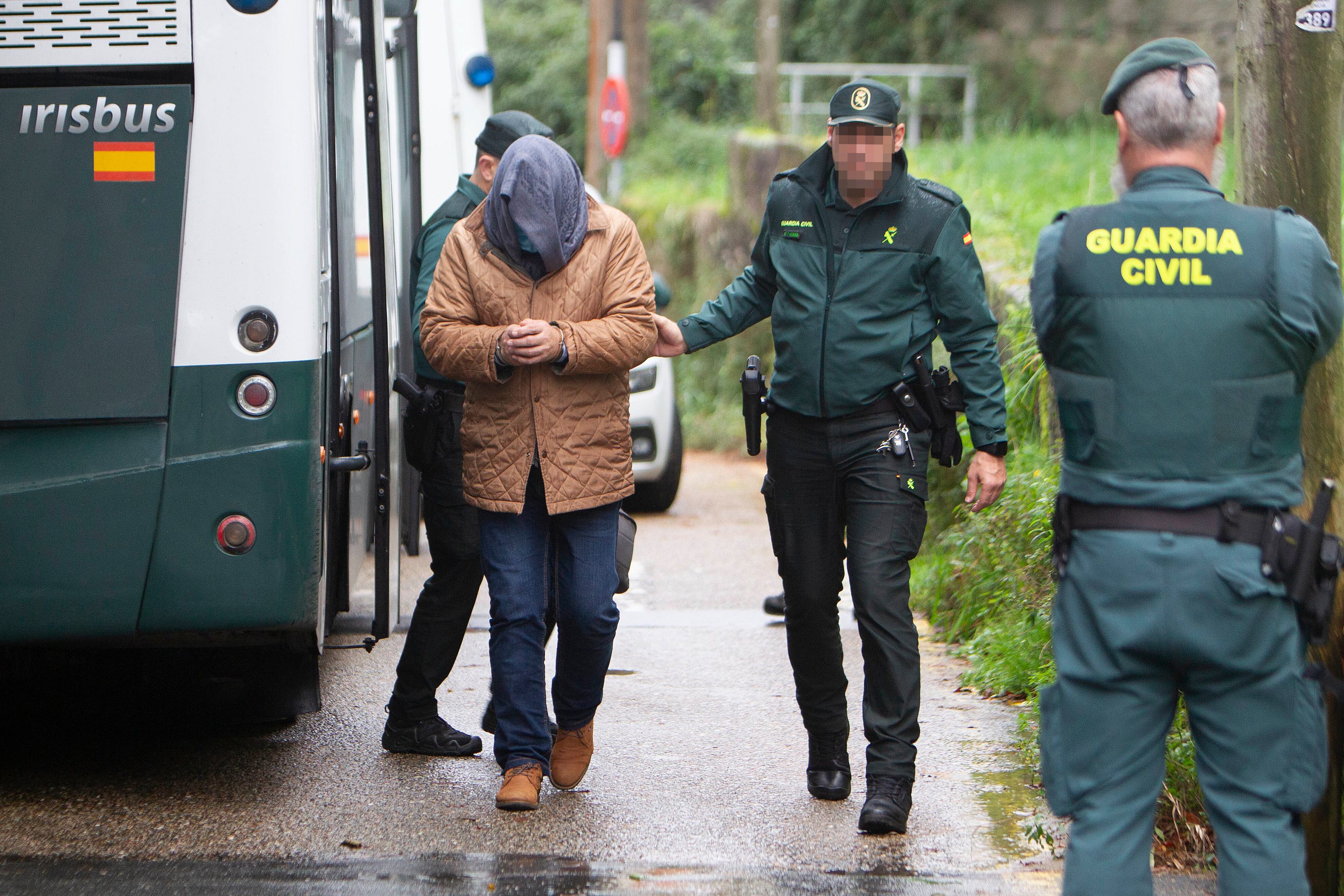 VIGO, 22/12/2022.- Agentes de la Guardia Civil escoltan a uno de los tres tripulantes del Simione, el barco apresado en Canarias con más de tres toneladas de cocaína en su interior, después de que ayer miércoles el Juzgado de Instrucción número 1 de Vigo decretara su ingreso en prisión provisional, comunicada y sin fianza. EFE/ Salvador Sas
