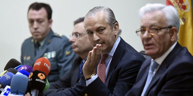 El director general de la Guardia Civil, Arsenio Fernández Mesa, el director de la Organización Nacional de Trasplantes (ONT), Rafael Matesanz, el consejero de Sanidad de la Comunidad de Madrid, Jesús Sánchez Martosy el comandante Reina, jefe del grupo de