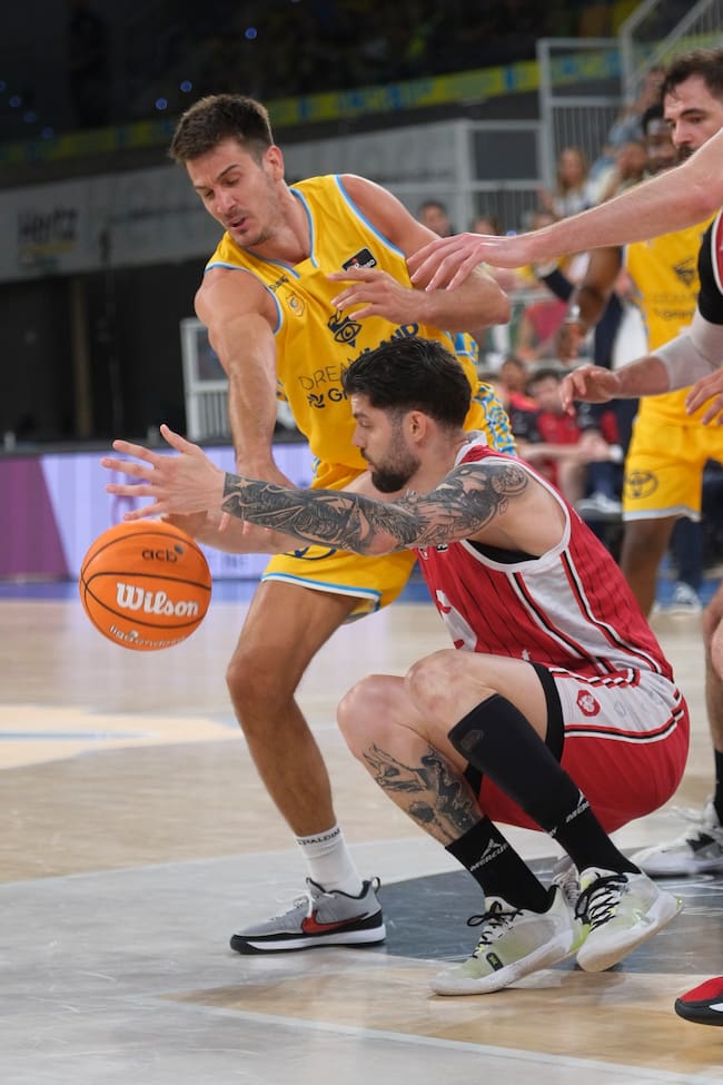 LAS PALMAS DE GRAN CANARIA, 18/04/2026.- El alero argentino del Dreamland Gran Canaria, Nico Brussino (detrás) lucha por la posaesión con el alero del Casademont Zaragoza Santi Yusta durante el partido de Liga Endesa de baloncesto que se disputa este sábado en el Gran Canaria Arena. EFE/ Angel Medina G.