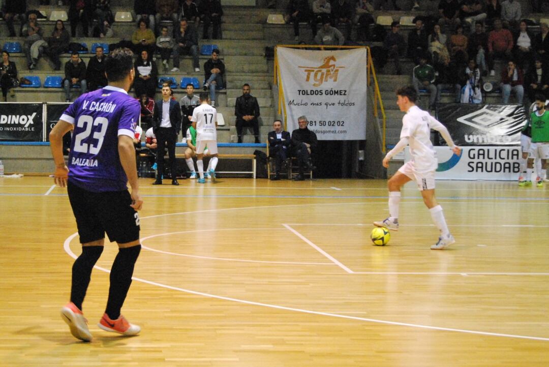 Alberto Mirás, con el balón, en el partido disputado ante el Ceutí