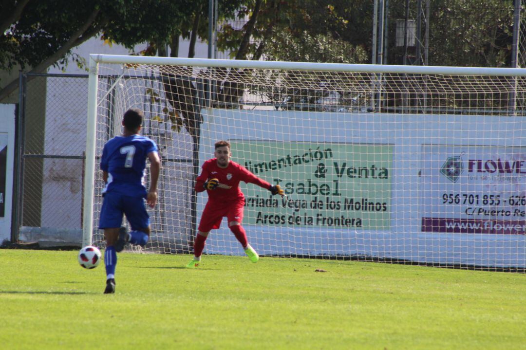 Isi, guardameta del Arcos CF durante un partido esta temporada