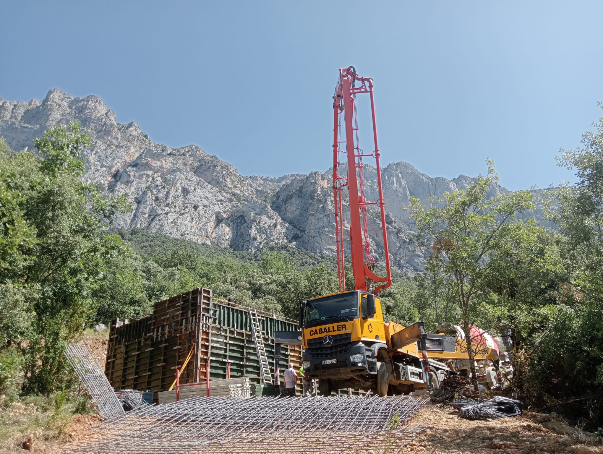 Momento de la construcción del depósito de Oncins