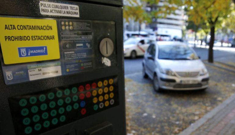 Un parquímetro de Madrid inutilizado por las restricciones de estacionamiento