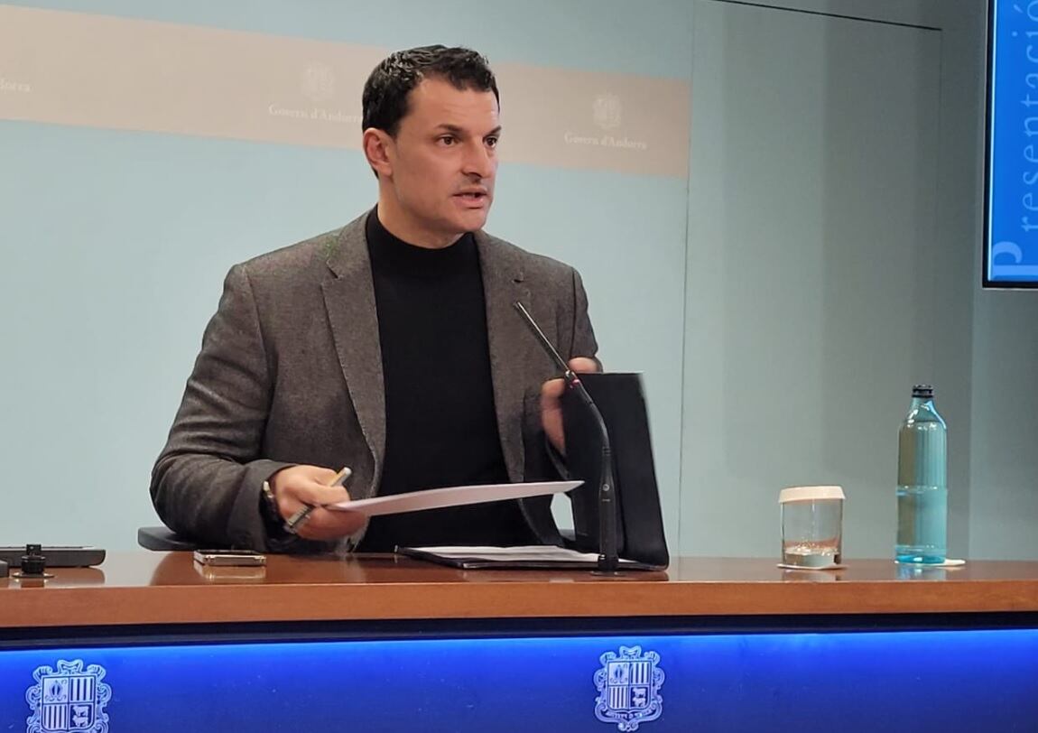 El ministre Jordi Gallardo exposa les accions noves i les dutes a terme per pal·liar les incidències detectades en el transport públic provocades per l'augment d'usuaris per la gratuïtat del servei i l'arribada dels treballadors de la temporada d'hivern, entre d'altres factors.