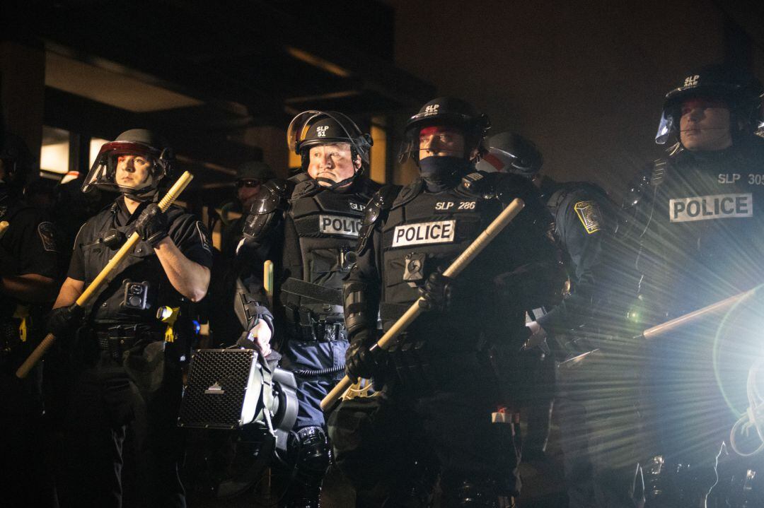 Varios policías durante las protestas por la muerte de Daunte Wright en Brooklyn