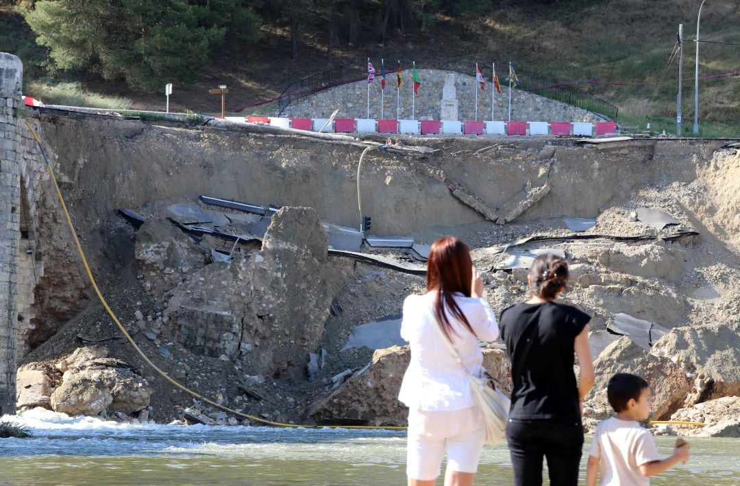 Imagen del puente parcialmente derrumbado en 2015