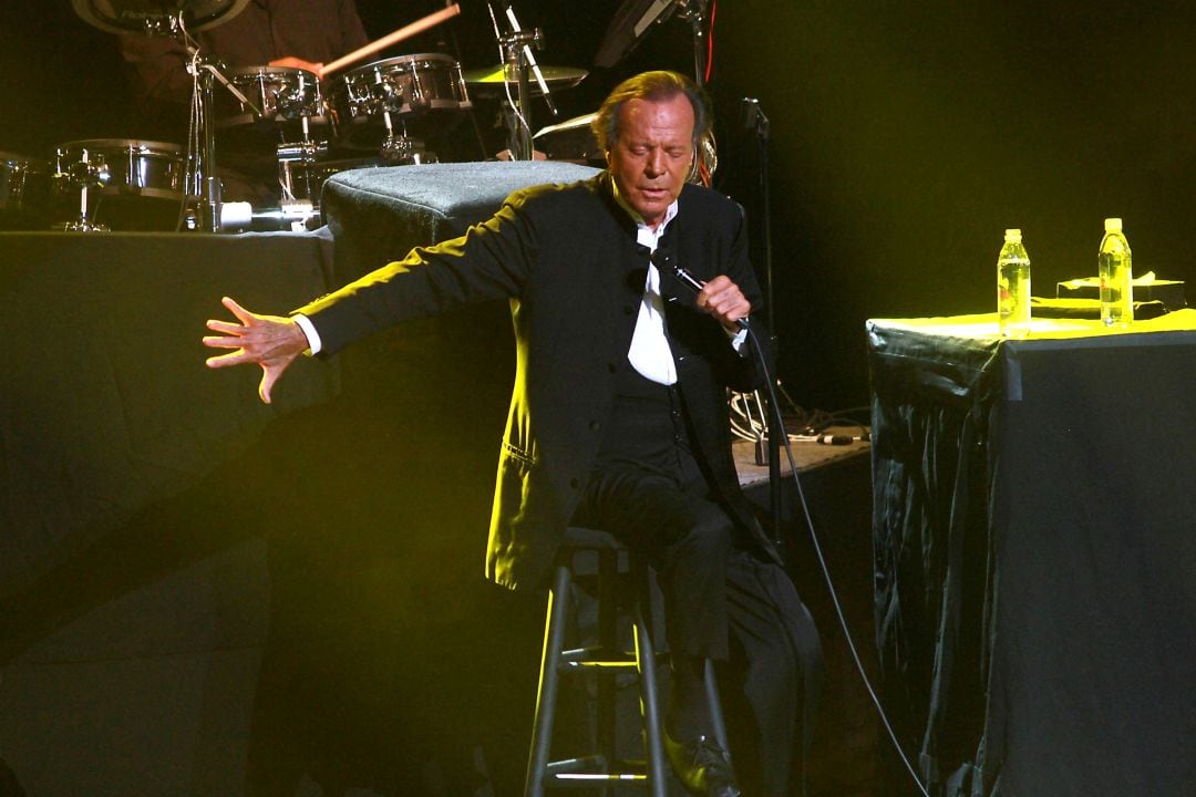 Julio Iglesias durante un concierto en Puerto Rico en 2016