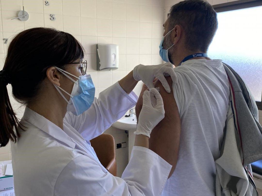 Los voluntarios de las vacunas contra el coronavirus explican los efectos secundarios que han sufrido. 