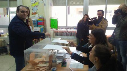 Vicente de los Ríos ejerce su derecho al voto en el colegio Colón de Linares