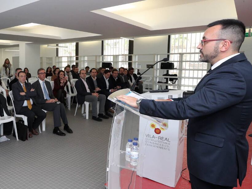 Imagen de una charla en la la Fundación Globalis con el alcalde de Vila-real, José Benlloch.