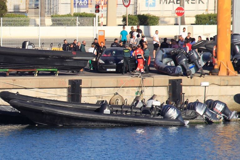 Familiares del niño fallecido se concentran en la base del Servicio Marítimo de la Guardia Civil en el puerto de Algeciras