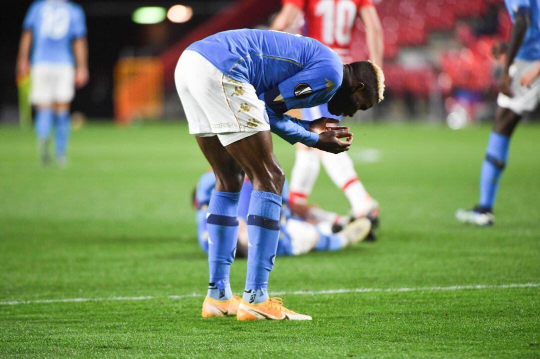 El jugador del Nápoles Victor Osimhen se lamenta tras perder por 2-0 ante el Granada al finalizar el partido de ida de los dieciseisavos de final de la Europa League que ambos equipos han disputado esta noche en el estadio de Los Cármenes