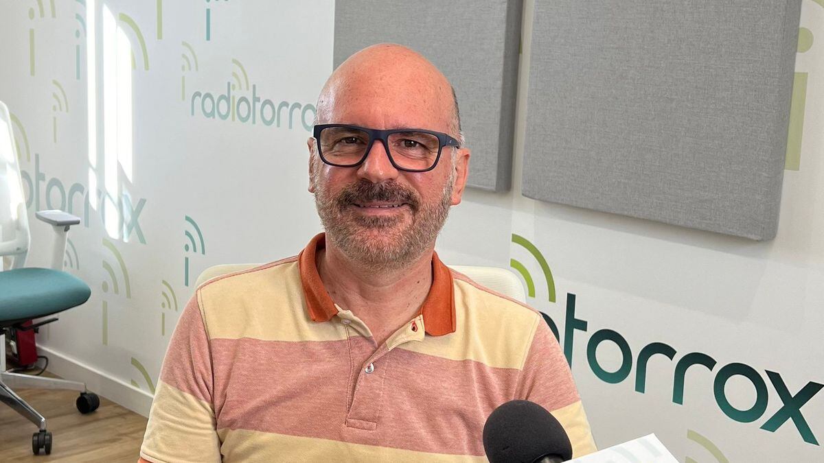 Salvador Escudero en las instalaciones de la radio municipal de Torrox (Málaga)