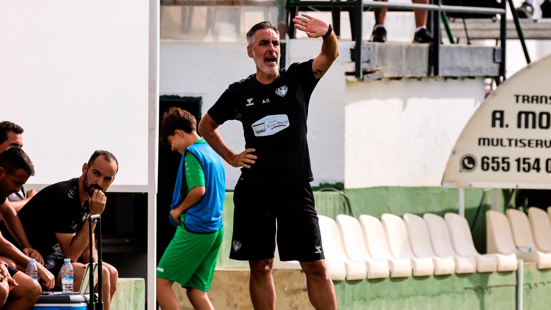 Abel Gómez en el banquillo en el Juventud Torremolinos - Antequera