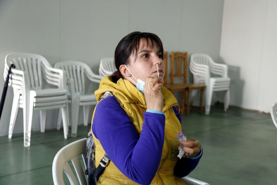 Una trabajadora haciéndose una PCR de automuestra