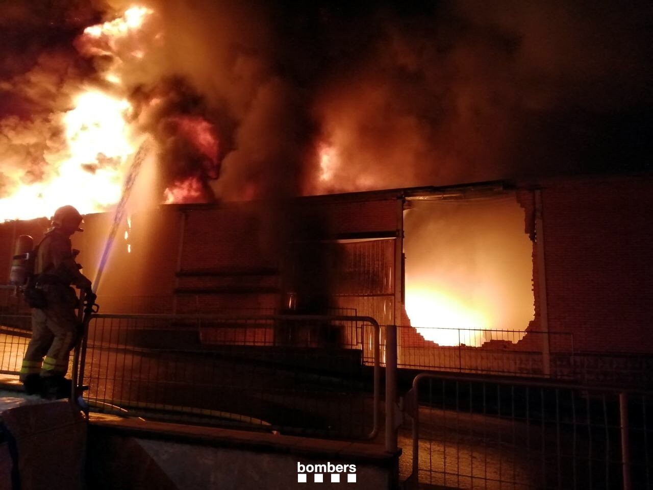 Incendi a una fàbrica paper i cartró a Can Cuiàs