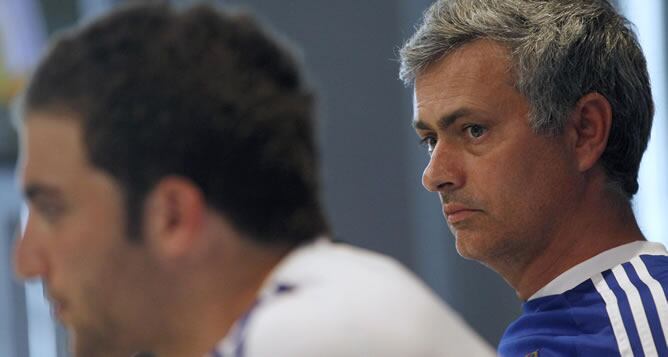 Mourinho, junto a Gonzalo Higuain durante la rueda de prensa