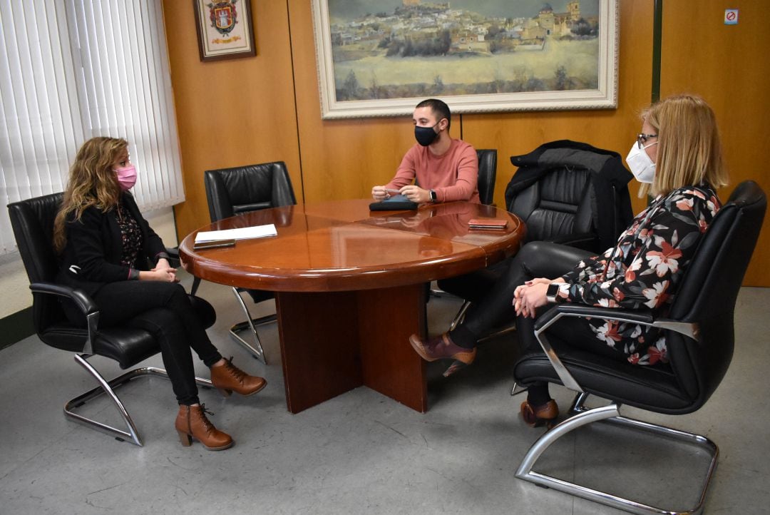 Reunión de la alcaldea y el edil de Juventud de Petrer con la directora del Injuve 