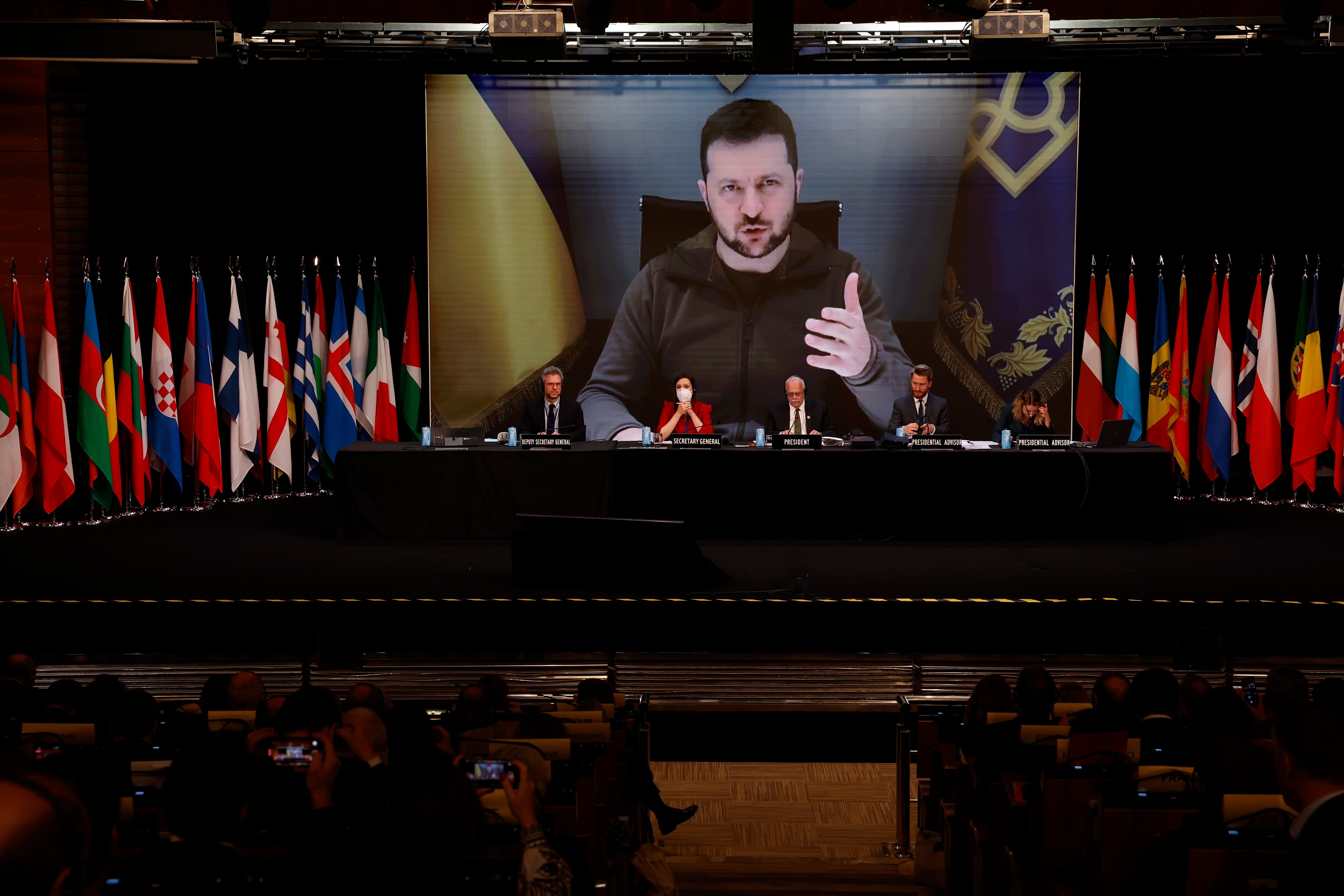El presidente de Ucrania, Volodímir Zelenski participa por vía telemática en la última sesión de la 68 Asamblea parlamentaria de la OTAN que durante este fin de semana debatió en Madrid sobre la guerra en Ucrania.