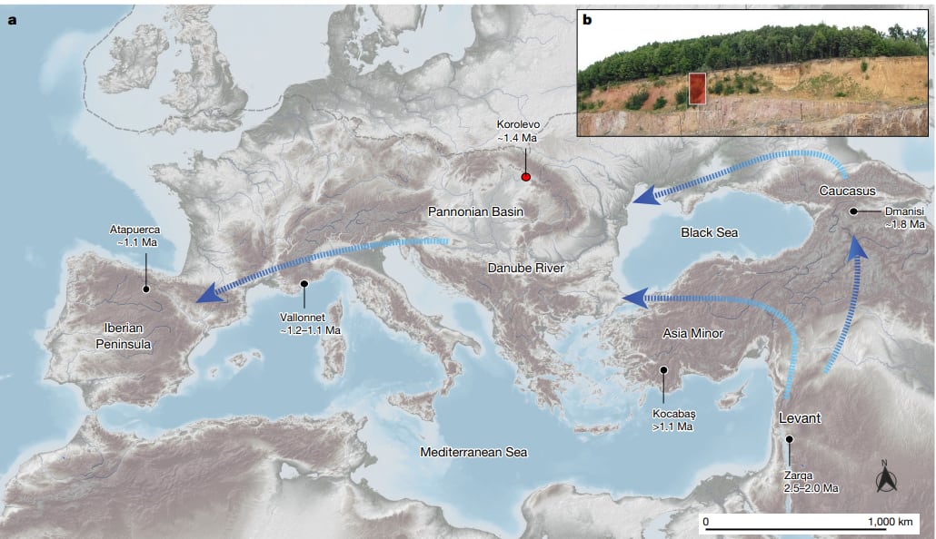 Yacimientos arqueológicos y rutas de dispersión por Europa. Se indica la extensión máxima de las capas de hielo euroasiáticas
con guiones grises. Las flechas azules indican posibles rutas tempranas de dispersión humana. 
Fuente de datos del mapa base: la cuadrícula GEBCO 2022 generada 
usando QGIS v.3.26