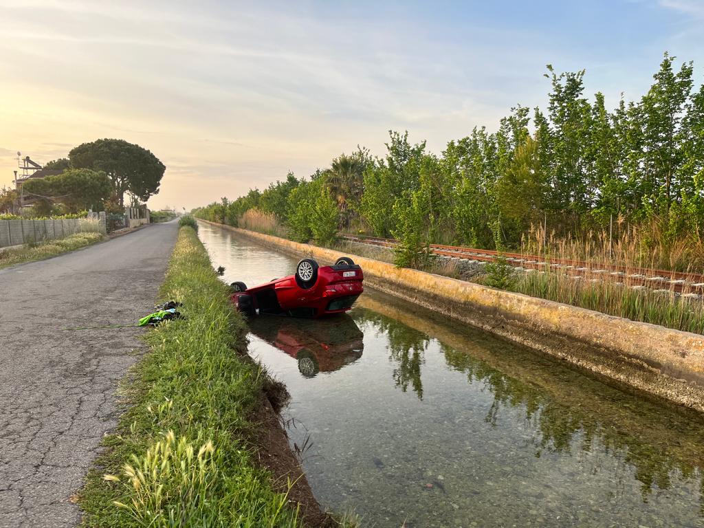 Coche caído acequia en Castelló