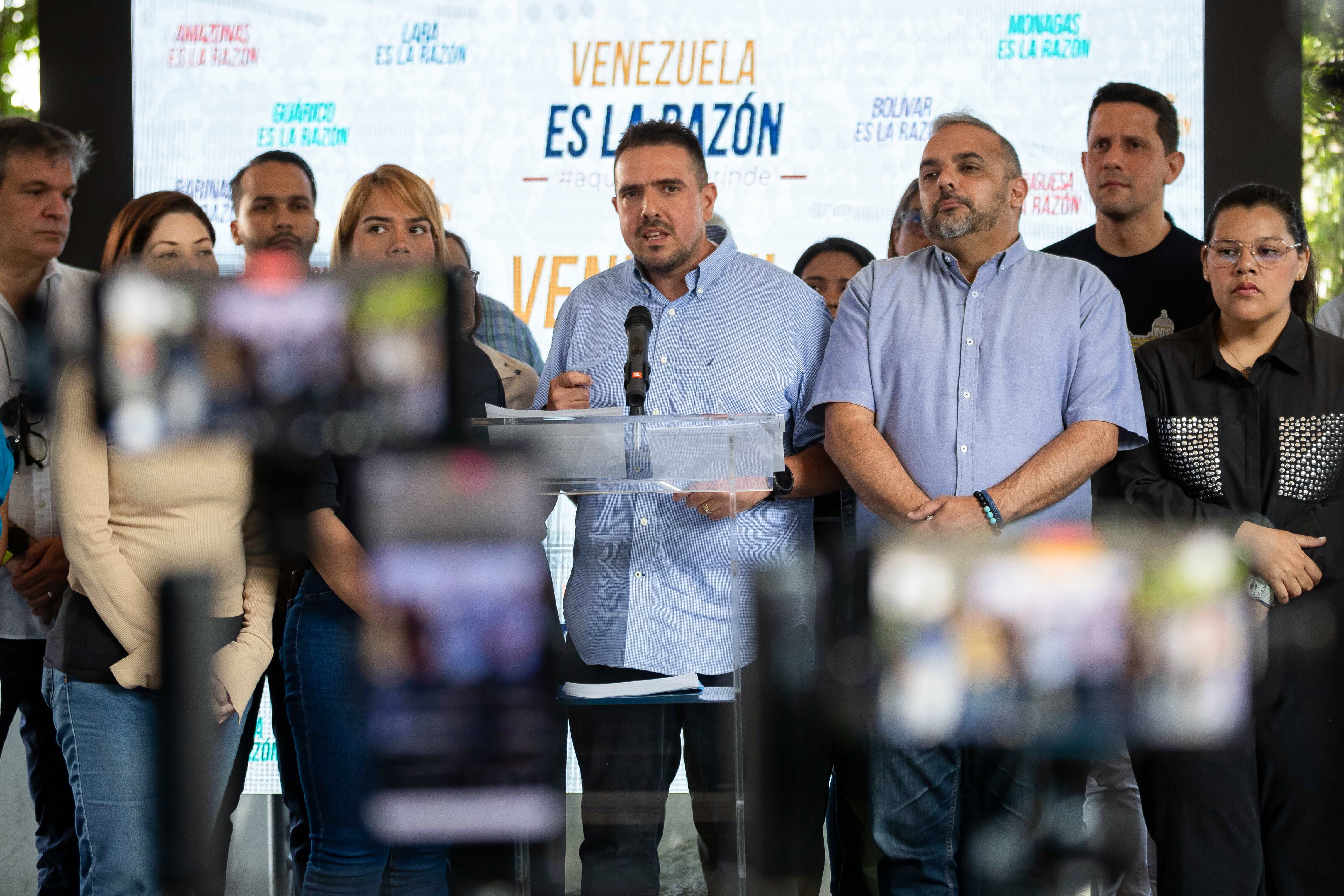 El exdiputado y miembro de la comisión de negociación del antichavismo, Stalin González (c), habla durante una rueda de prensa este sábado, en Caracas (Venezuela), en el marco de la jornada electoral que se celebra este domingo. EFE/ Ronald Peña R