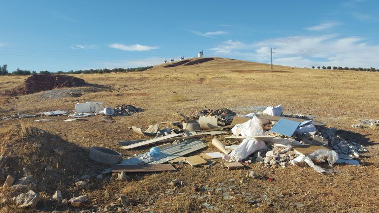 Vertido ilegal a los pies de los Molinos de Alcázar de San Juan