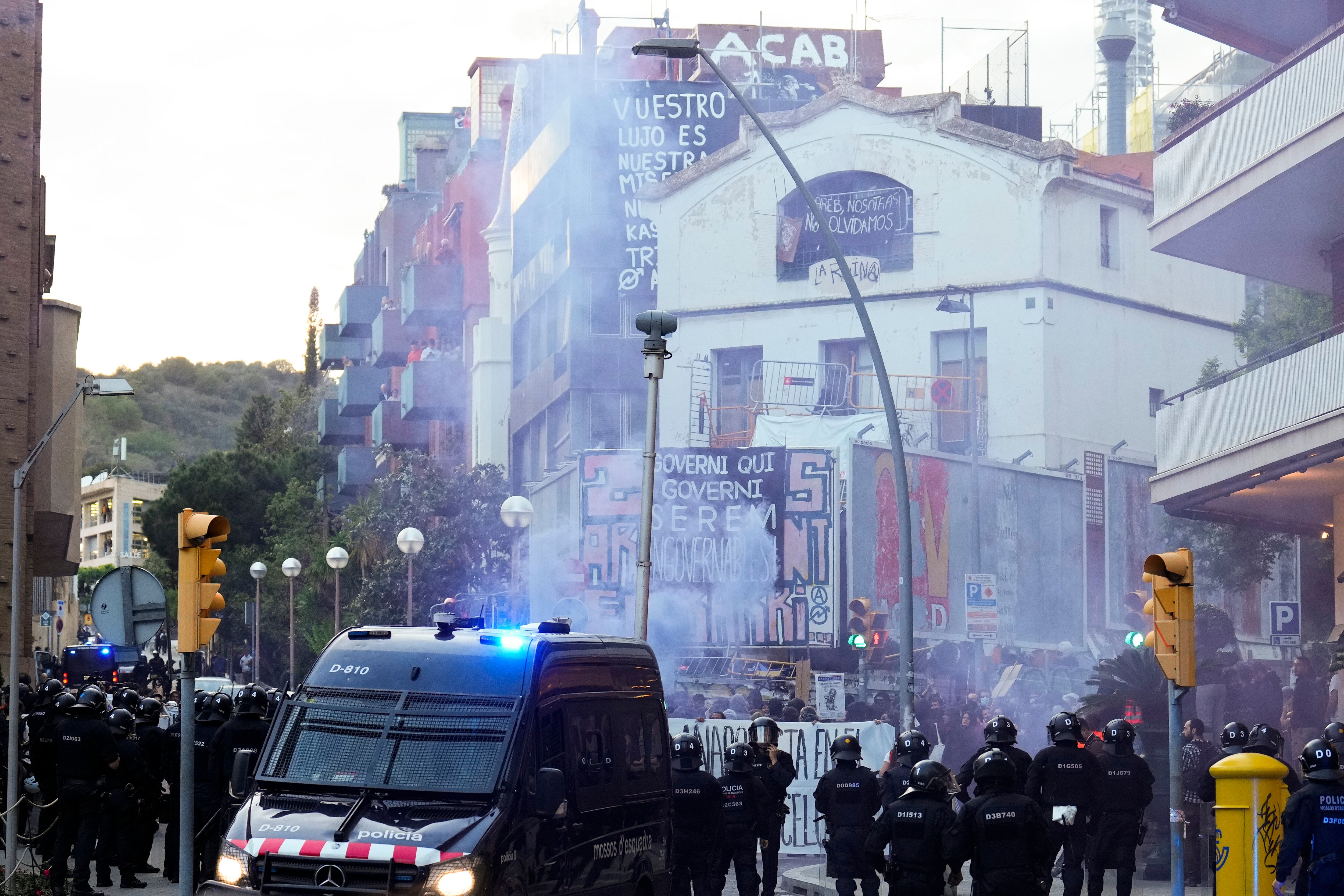 Els Mossos mantenen separades les dues manifestacions a favor i en contra les finques okupades de la Bonanova