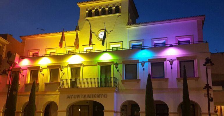 Fachada del ayuntamiento de Sanse iluminada con los colores LGTBI