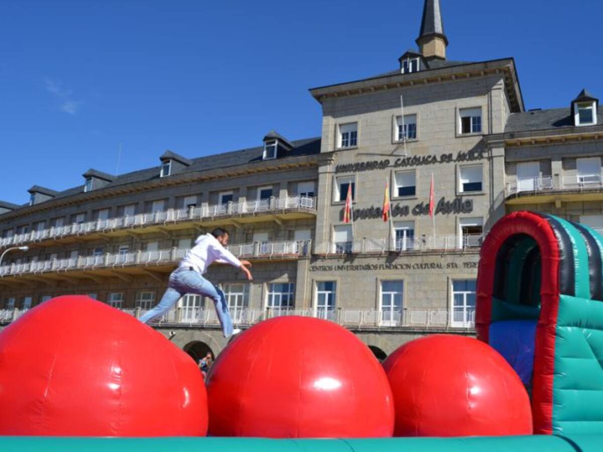 Bienvenida a los alumnos en la Universidad Católica