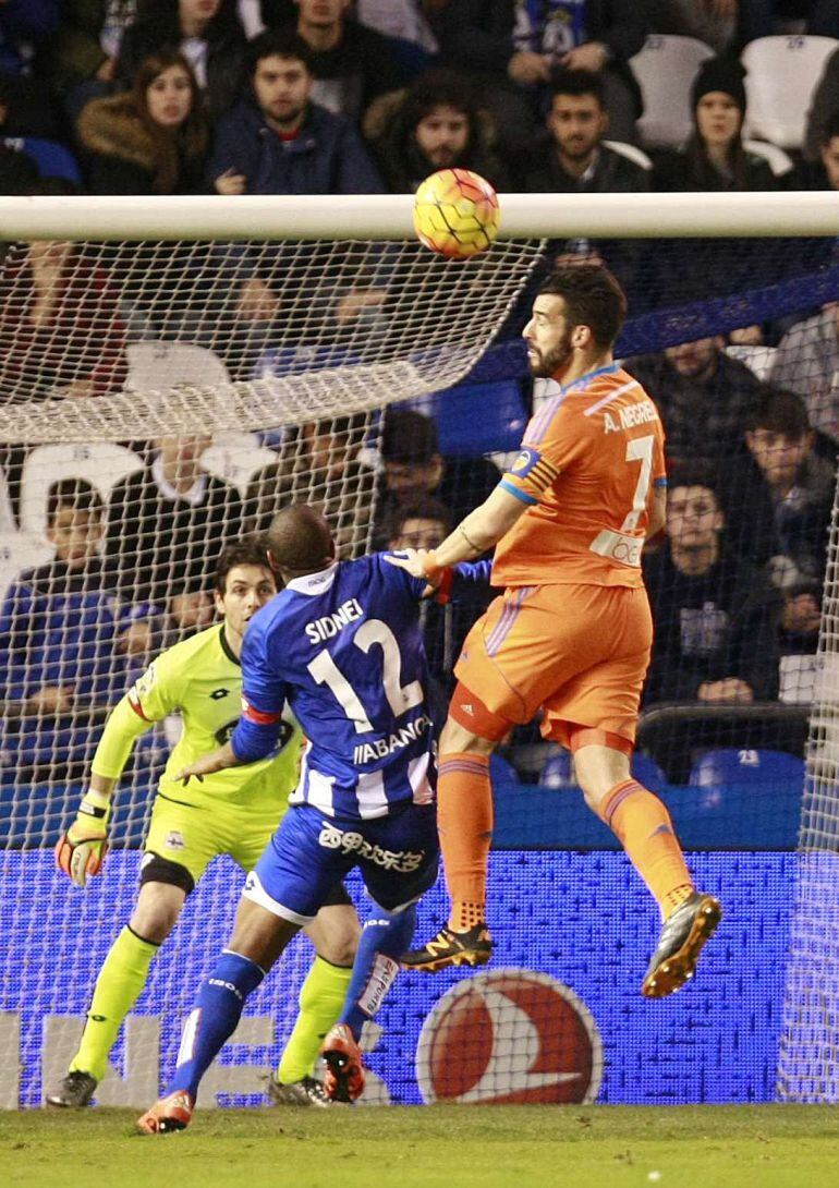 GRA266. A CORUÑA, 24012016.- El delantero del Valencia CF Álvaro Negredo (d) cabecea para conseguir el gol del empate frente al Deportivo, durante el partido de la vigésimo primera jornada de Liga en Primera División que se disputa hoy en el estadio de Ri